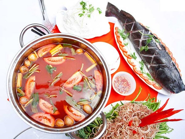 Cách làm nồi lẩu cá lăng chua ngọt đơn giản hấp dẫn Cách làm nồi lẩu cá lăng chua ngọt đơn giản hấp dẫn